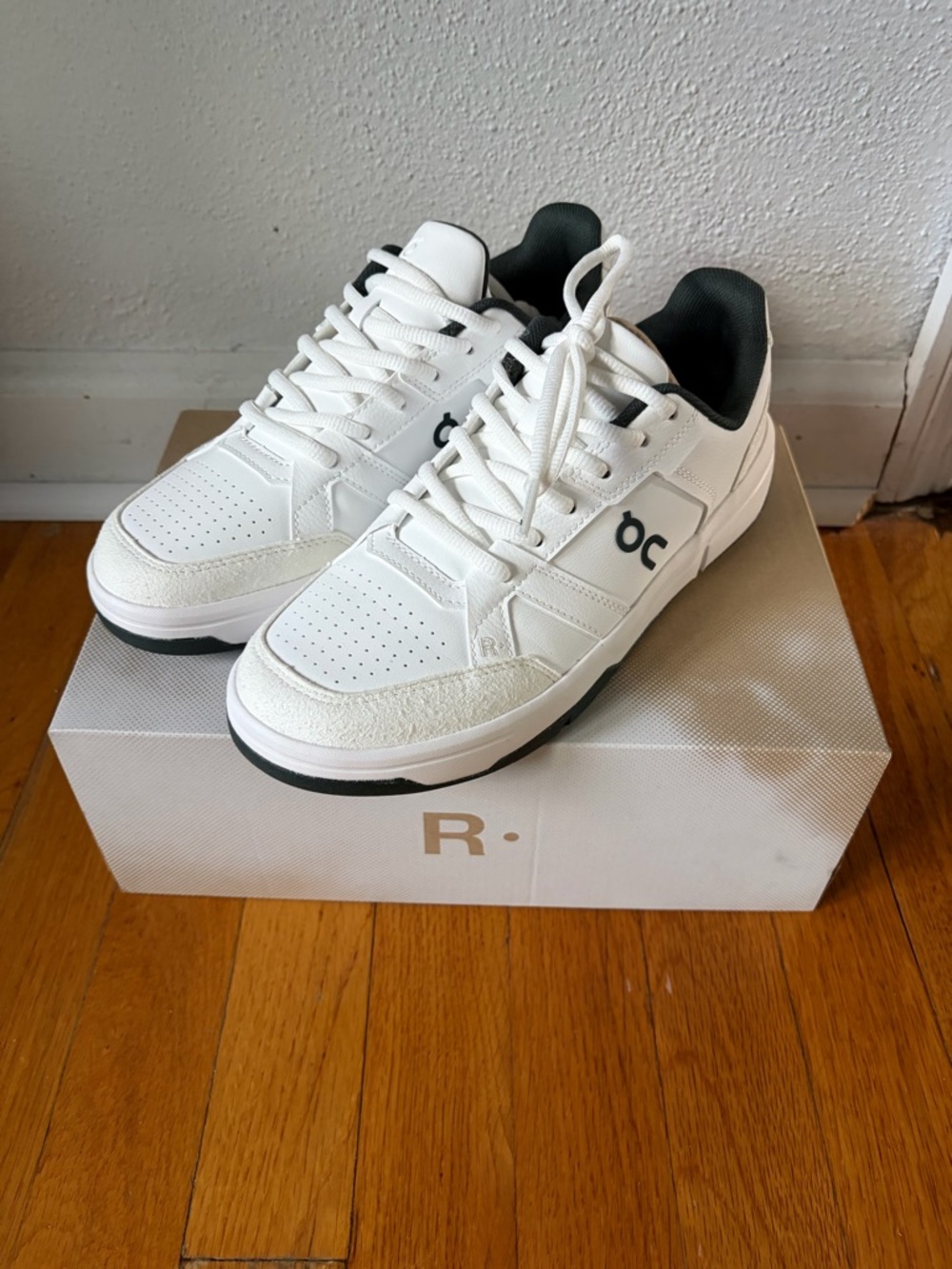 On The Roger Clubhouse Tennis Shoes Women’s 8  (White / Evergreen) NWT